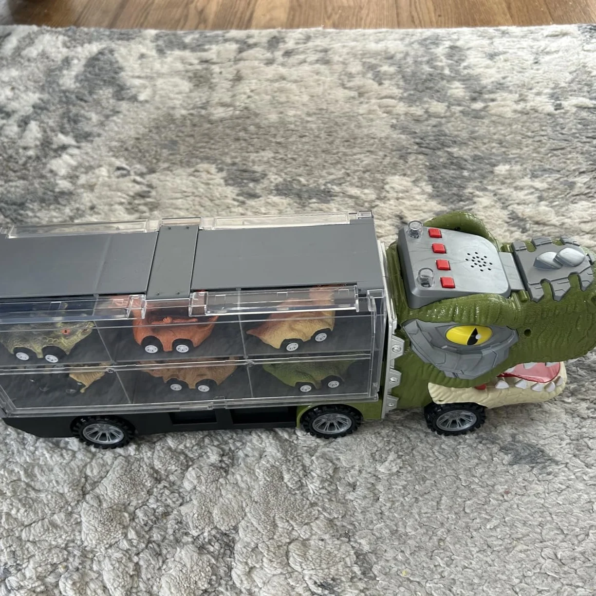 Joyfy, ensemble de jouets comprenant 13 pièces : camion-transporteur de dinosaures, 12 voitures à dinosaures à rétrofriction dans le camion, idéal comme cadeau pour les fêtes d’anniversaire des enfants, des garçons et des tout-petits.