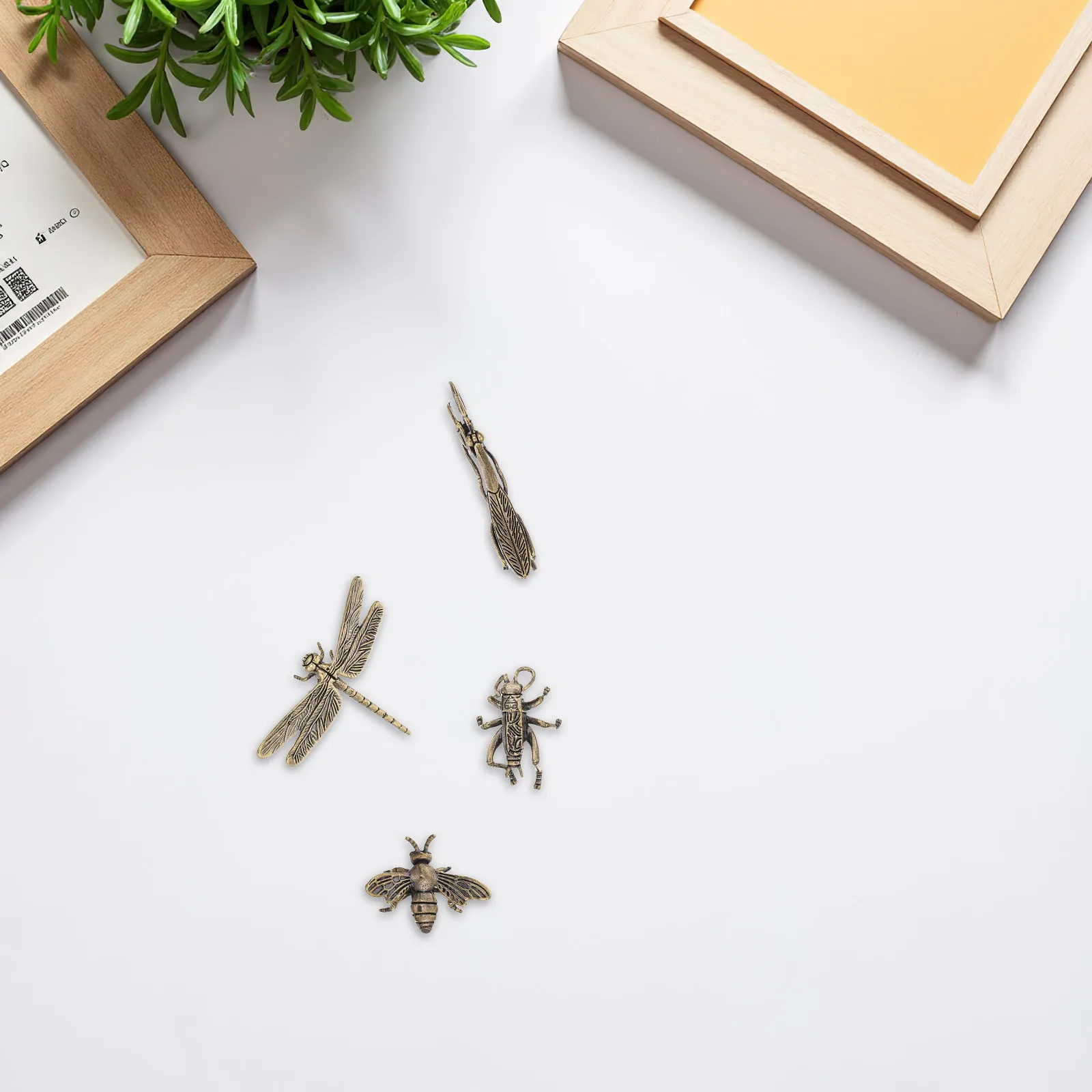 4Pcs Brass Insect Sculptures Decorative Dragonfly Grasshopper Mantid Bee Miniature Garden Fence Metal Ornament Home Tea Room