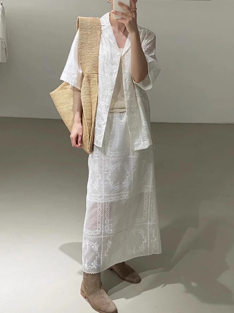 レトロシックな夏の透かし刺繍フックフラワー半袖トップスとハイウエスト万能ミニスカートのセットアップ レディースファッションアンサンブル