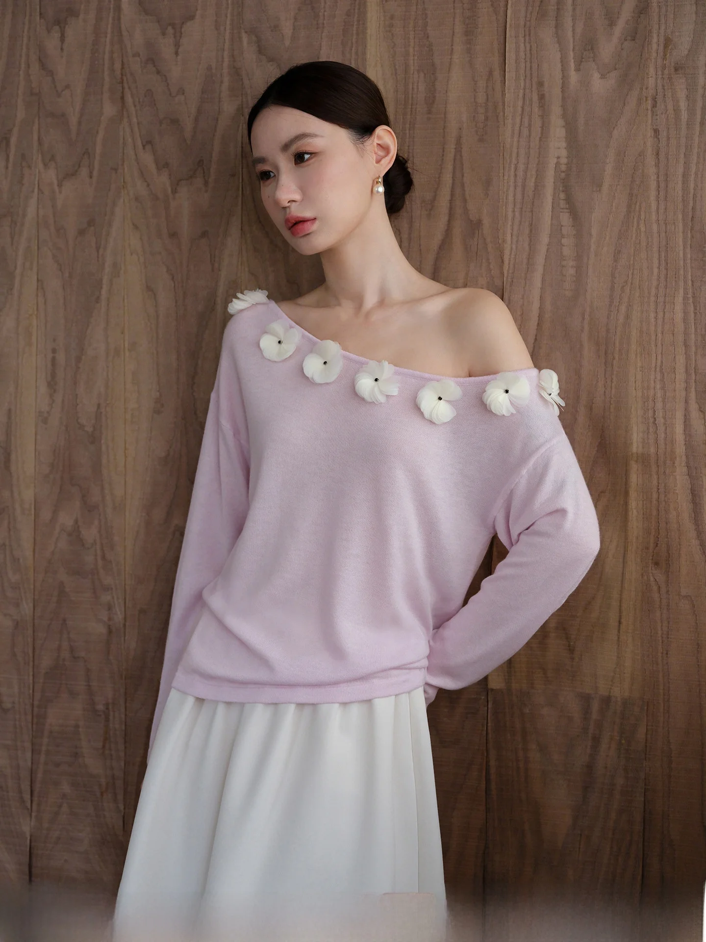 

XXNING Spring Floral Decorated Lazy Style Off-Shoulder Knitted Sweater Women's T-Shirt Loose Fit Long Sleeve One-Shoulder Design