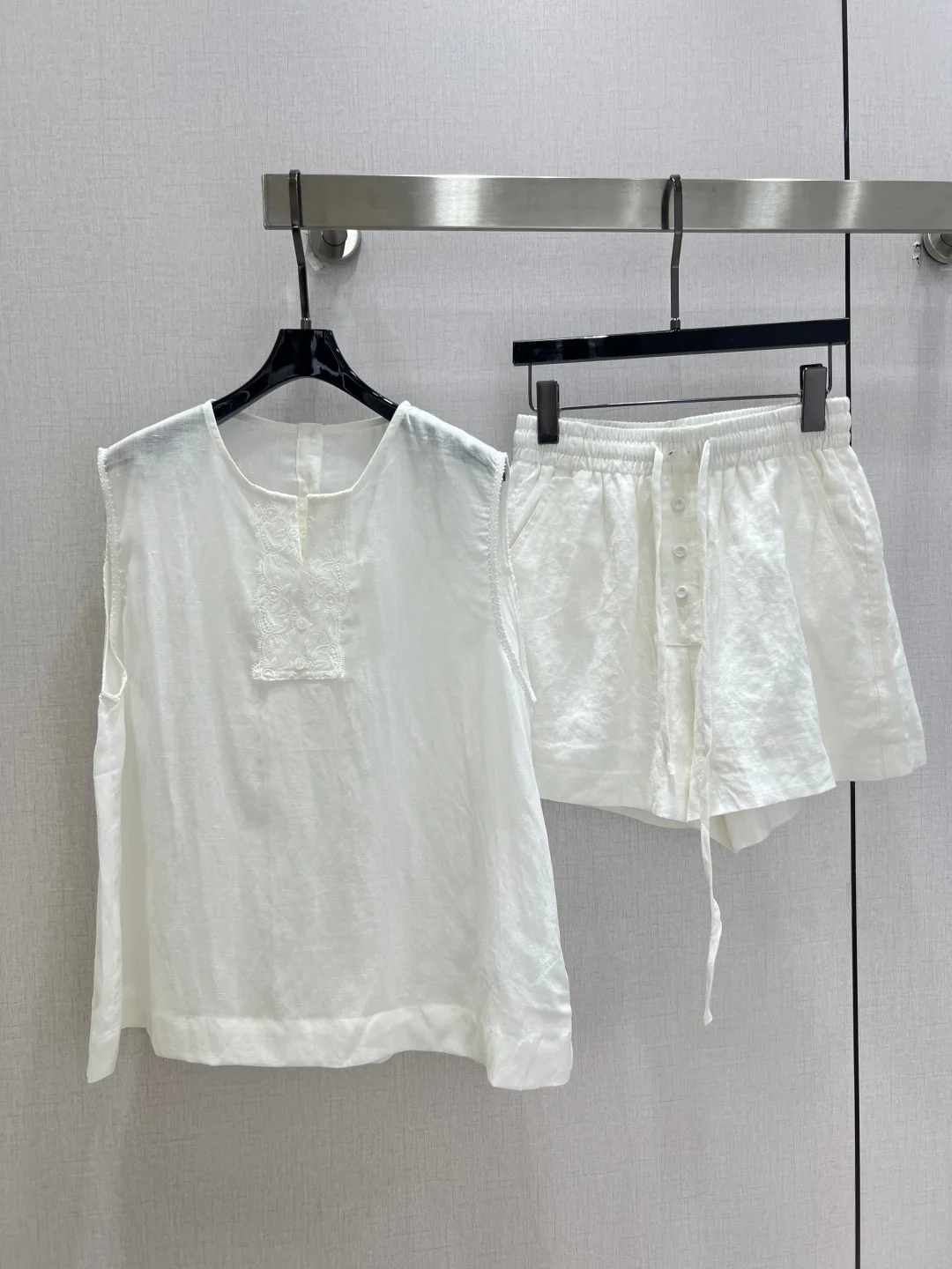 26 Spring/Summer New Collection - Lace Metal Sleeveless Top + Shorts. Half-open V-neck, embroidered lace, fringed sleeveless T-s