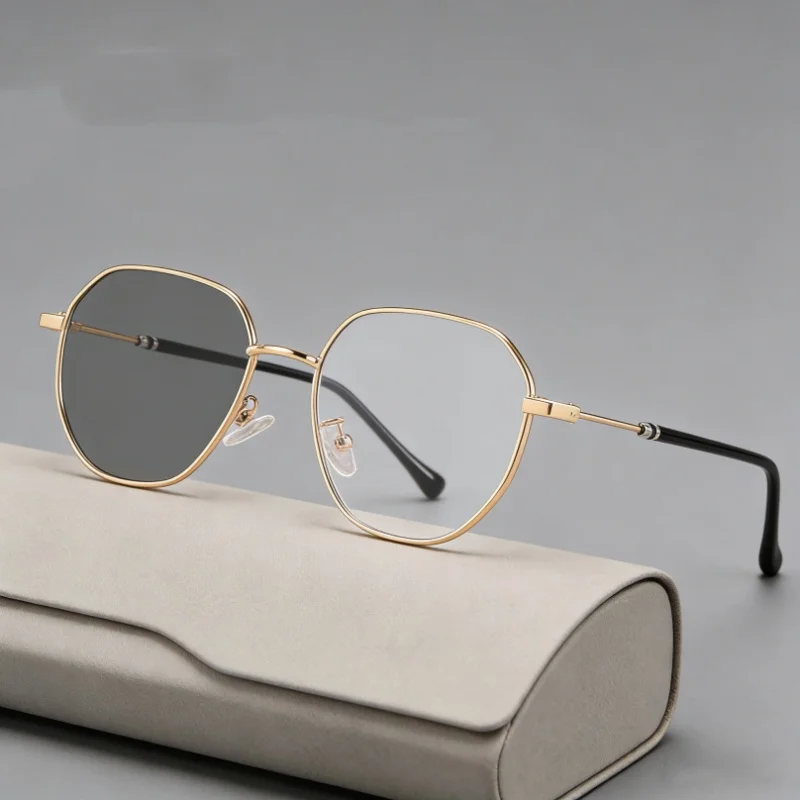 

Новинка 2024, женские и мужские фотохромные оптические очки, многоугольные простые очки в стиле ретро, металлическая оправа, очки с защитой от синего света