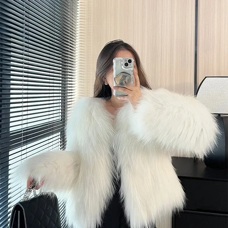 معطف أسود قصير من الفرو الصناعي للنساء موضة جديدة لخريف وشتاء 2025 معطف فروي على طراز شاب للسيدات ملابس خارجية سميكة ودافئة