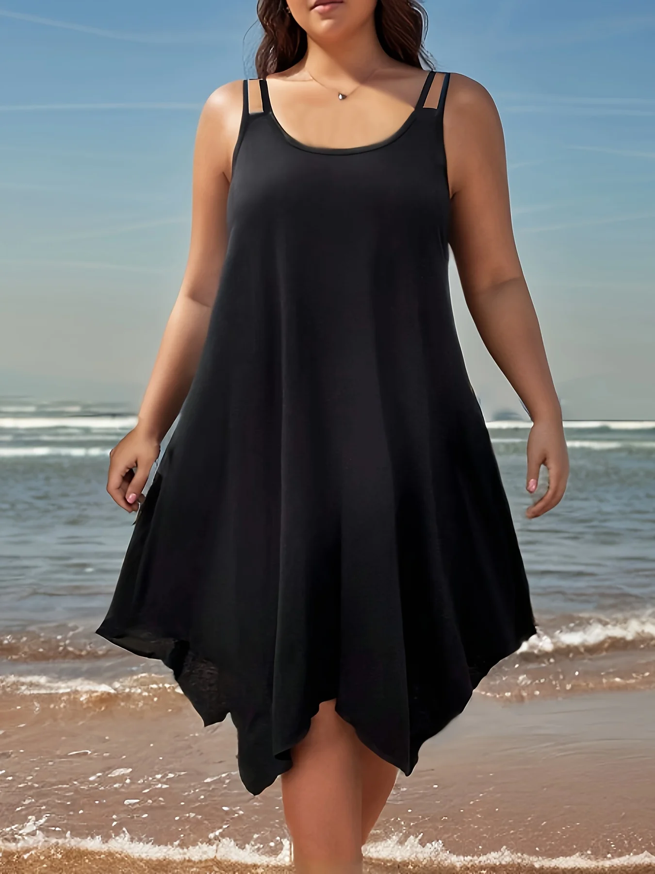 

Большое женское однотонное платье-бретелька с асимметричным подолом