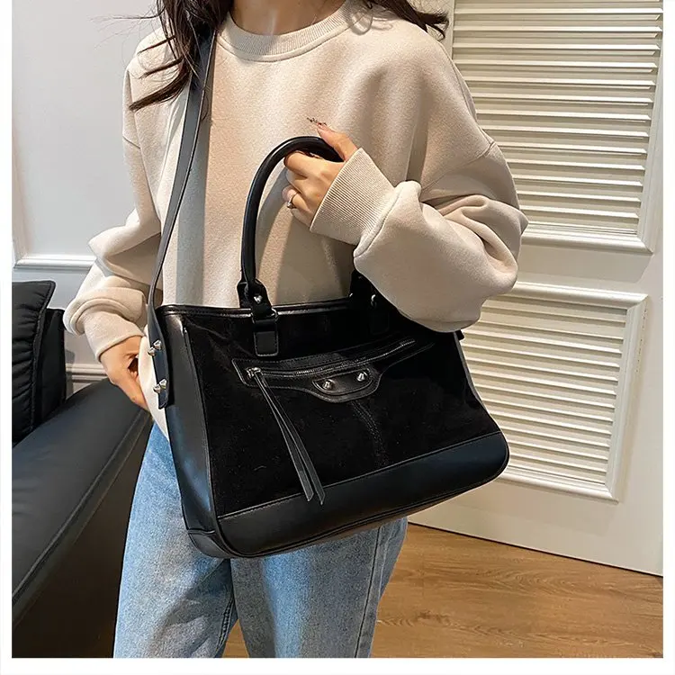 

2025 New 2543 Niche Fashion High Sense Temperament Versatile Casual Trend Light Luxury Single Shoulder Messenger Bag
