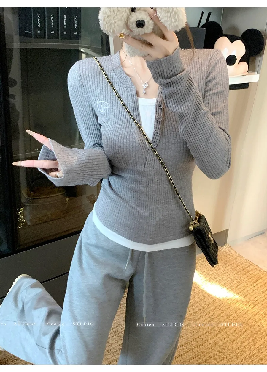 Retro color blocking fake two piece long sleeved T-shirt base shirt, women's spicy girl slim fit and slimming short top