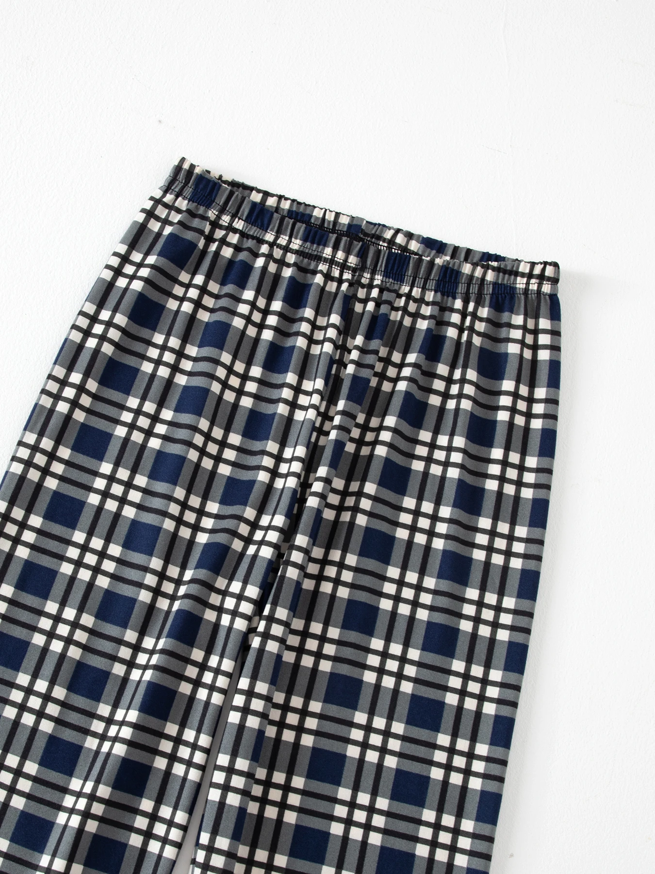 3-teiliges Set mit mehrfarbigen, karierten Kinderhosen für Jungen und Mädchen, bequeme und vielseitige Schlafbekleidung für zu Hause – Detail 10