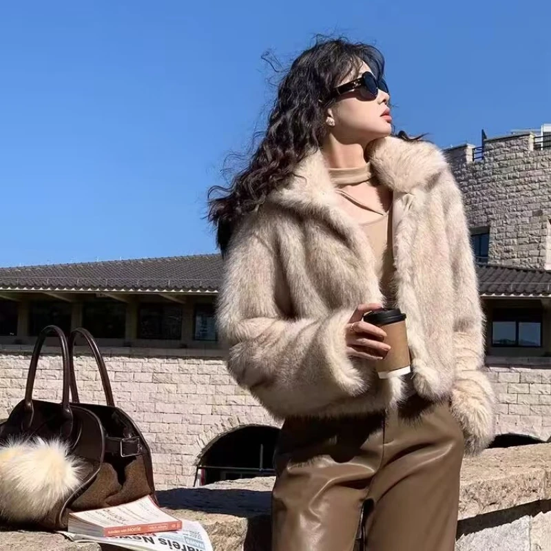 

Короткая куртка из искусственного меха цвета хаки с воротником-стойкой Пушистая теплая толстая свободная постепенная плюшевая куртка Роскошное повседневное пальто