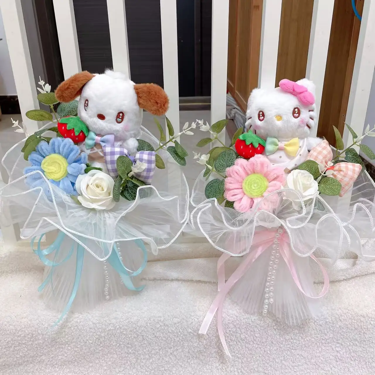 My Melody Kuromi Cinnamoroll Kt Cat Bambole di peluche con bouquet di fiori artificiali Regali di laurea di Natale di San Valentino