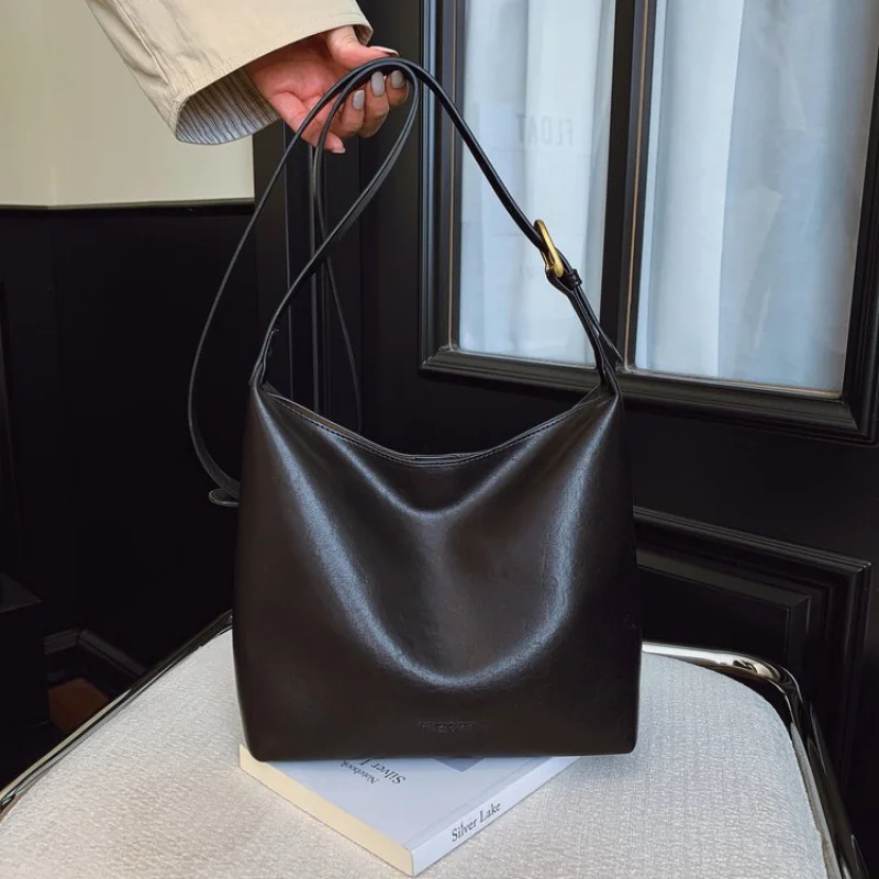 حقيبة كروس نسائية أنيقة مصنوعة من الجلد المنقوش على شكل نجمة مع مظهر يومي ناعم من القطن الأرجنتيني أنيق وواسع ​