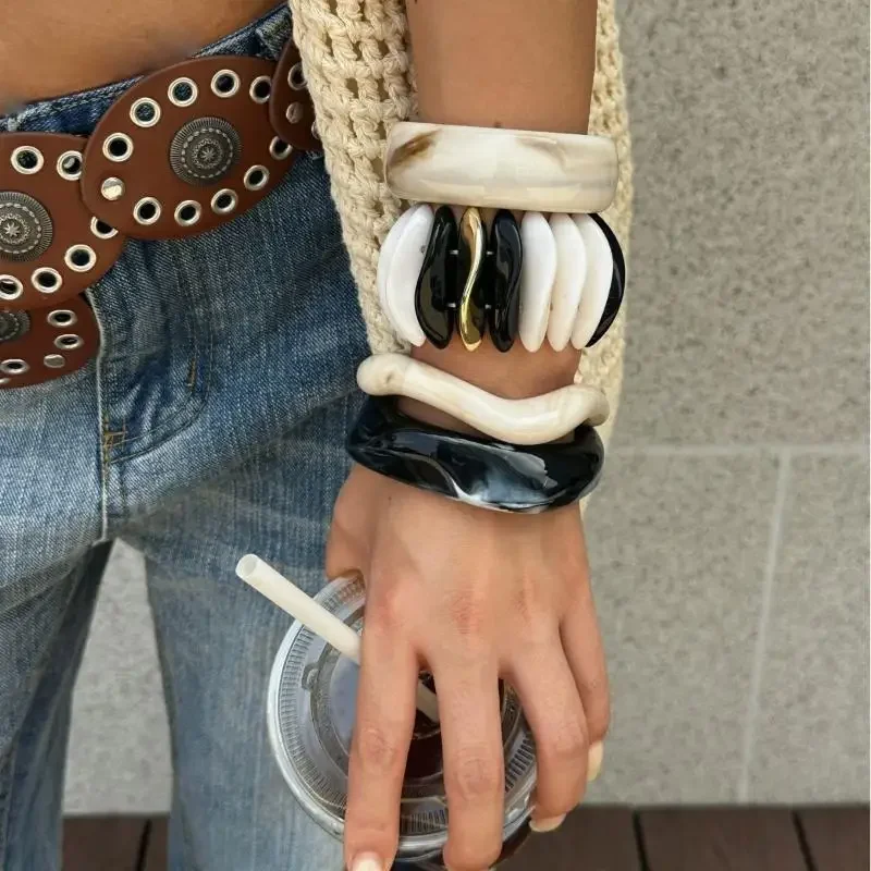 أزياء أسود بيج سميكة الراتنج الاكريليك أساور مرنة هندسية غير النظامية واسعة الكفة الإسورة أساور للنساء الجمالية ﻿