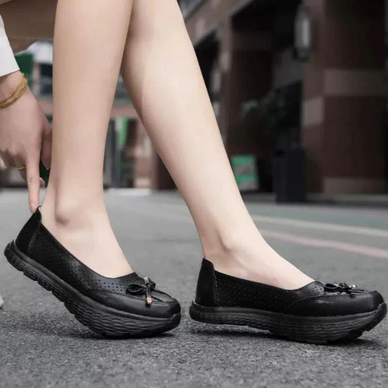 أحذية كعب سلبية للنساء مزدوجة الجبهة عالية الظهر منخفضة الحوض كعب مقلوب أحذية كعب سلبي أحذية من الجلد المشي إلى الخلف