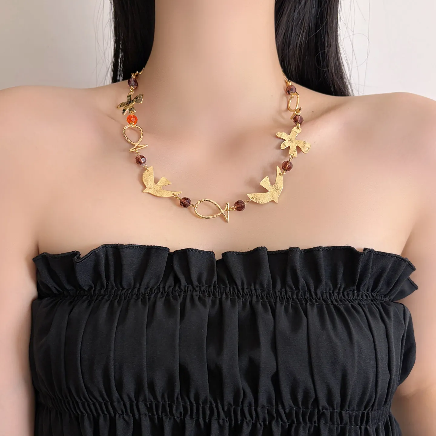 Bohemian Retro Gold Peace Dove Flower Beaded Necklace For Women Luxury Niche Flying Bird Pendant Clavicle Chain Jewelry