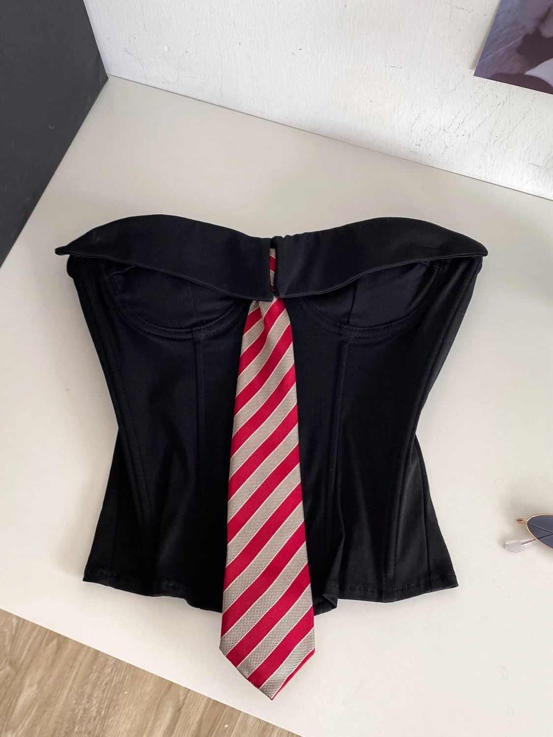 Foamlina Top Bustier Corset Femme Noir Style Preppy JK Sans Bretelles, à Baleines, avec Liens Rayés à Nouer à l'Arrière, Fermeture à Crochets et Œillets, Coupe Courte Tube Ajustée Style 'Spicy Girl'