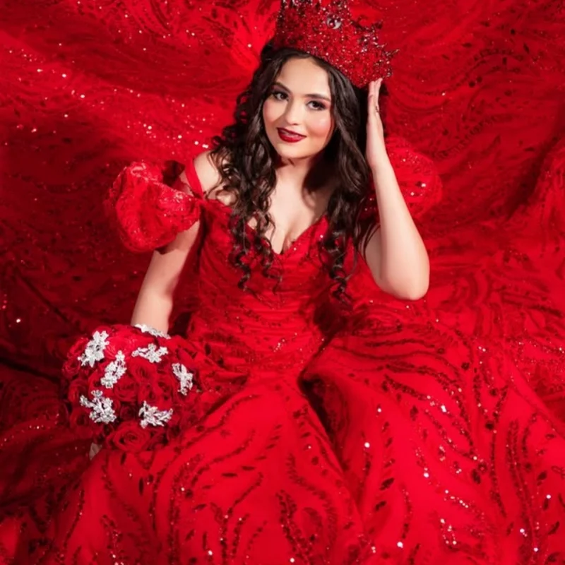 

Блестящие красные платья Quinceanera по индивидуальному заказу с открытыми плечами и аппликацией из кристаллов и пайеток с длинным хвостом Vestido 15, Quinceanera