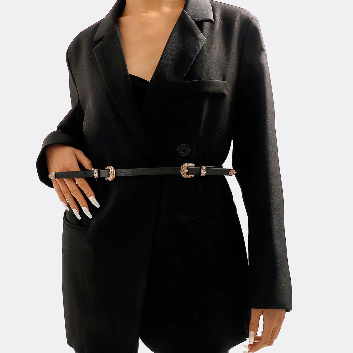 

Simple 2023 Modern Fashion Show Waist Chain Vintage Female Suit Dress Classic Metal Buckle Carved Retro Leather Niche Body Chain