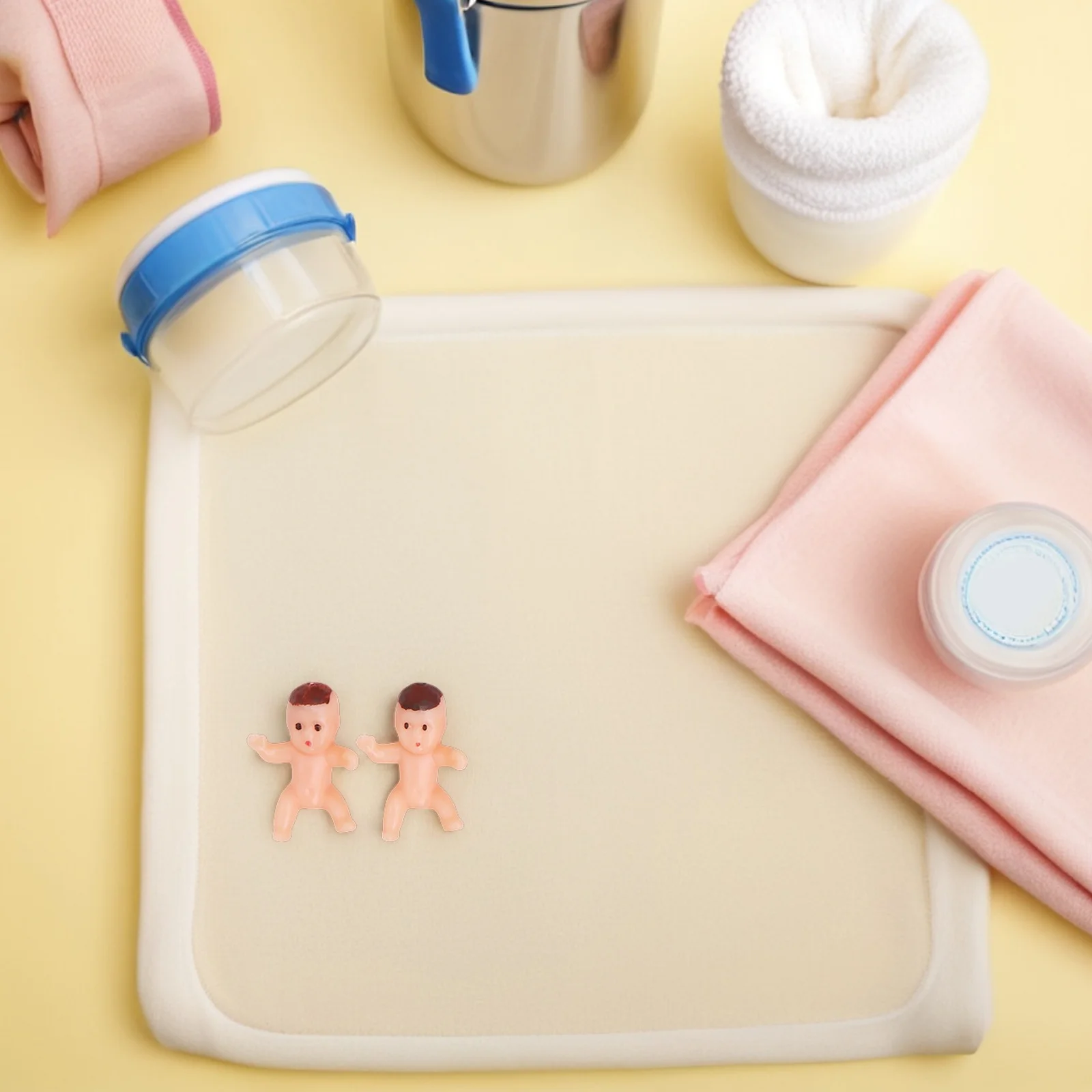 150 szt. Miniaturowe figurki niemowląt na okazję pełnego miesiąca życia, żywe dekoracje imprezowe do gier na baby shower, zastawy stołowej i torebek z upominkami.