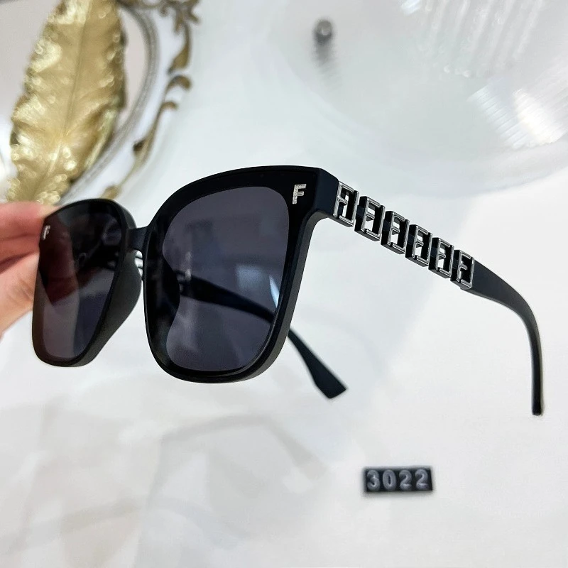 

​​2025 Hollow-Out Temple Sunglasses Women, Light Luxury UV400 Retro Chic Unisex Polarized for Street Style Driving​​