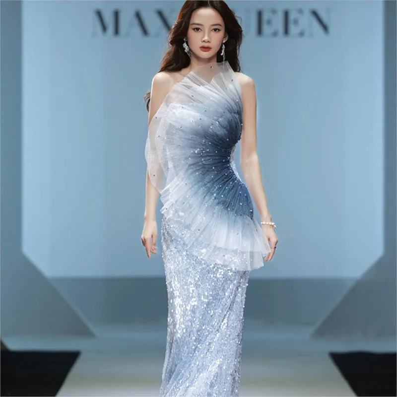 

The new design sense will host a gradient blue strapless fishtail catwalk performance dress