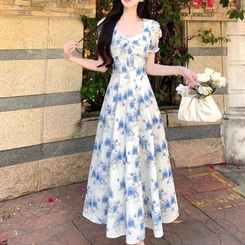 فستان جميل بياقة مربعة وأكمام منتفخة ومطبوع عليه زهور ملابس نسائية لصيف 2025 فساتين كورية فضفاضة جديدة بأكمام قصيرة