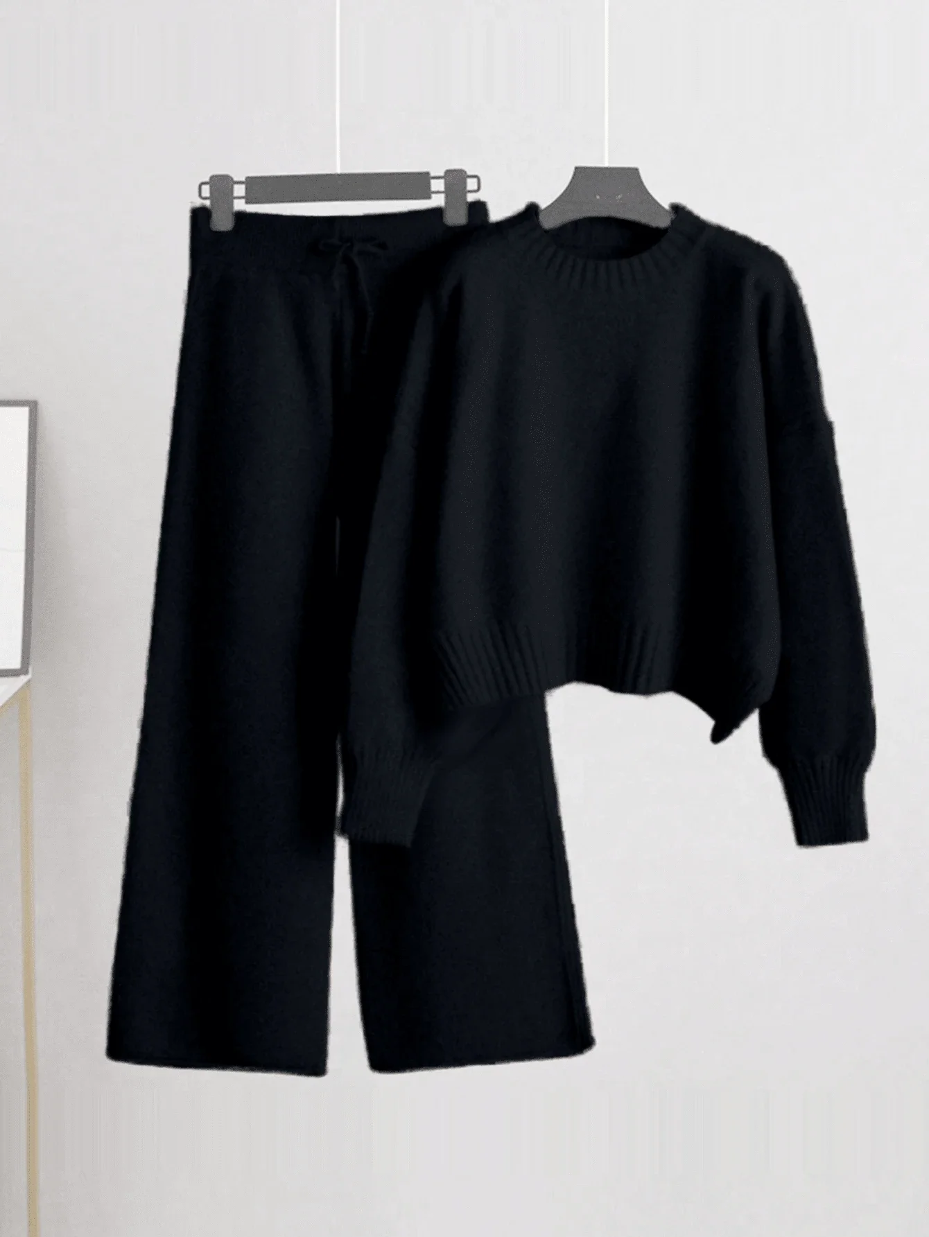 

Комплект из 2 предметов: однотонный свитер с круглым вырезом и длинными рукавами и брюки с широкими штанинами, повседневный трикотажный костюм