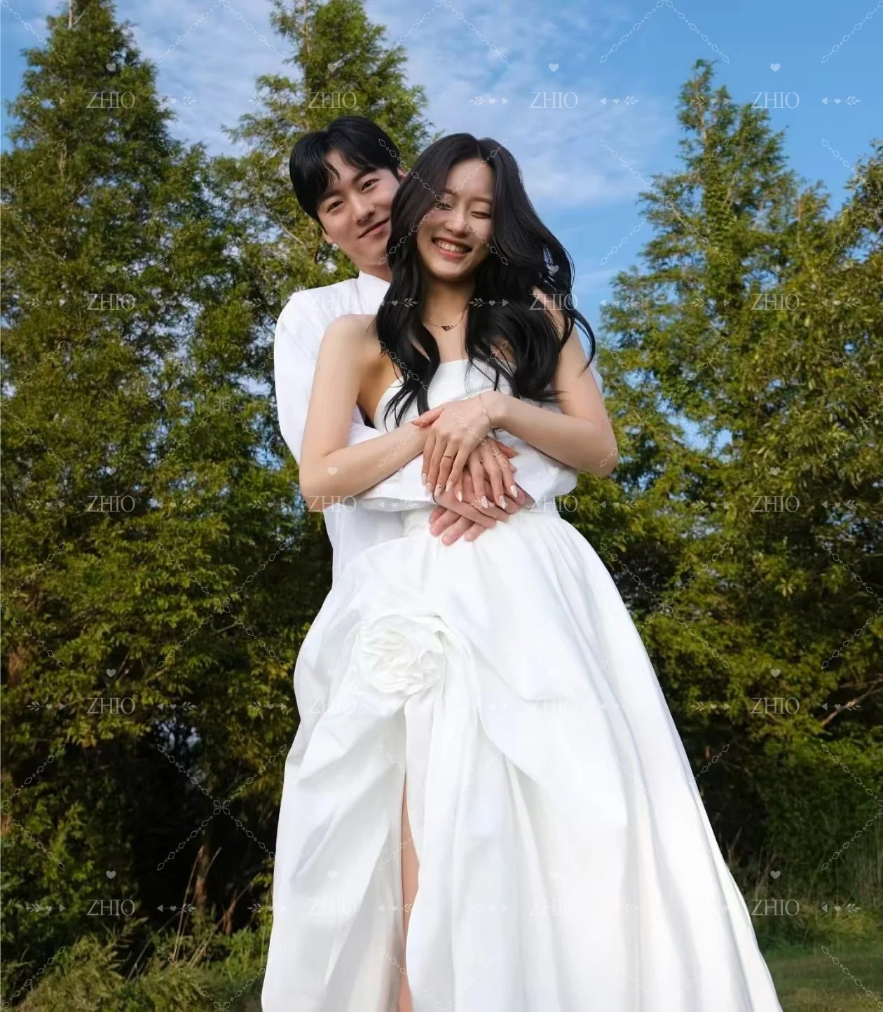 ZHIO فستان حفلات الزفاف الحديث الزهور الصناعية الجانب الشق حمالة الساتان الأبيض كوريا صورة تبادل لاطلاق النار ثوب استقبال الزفاف مخصص