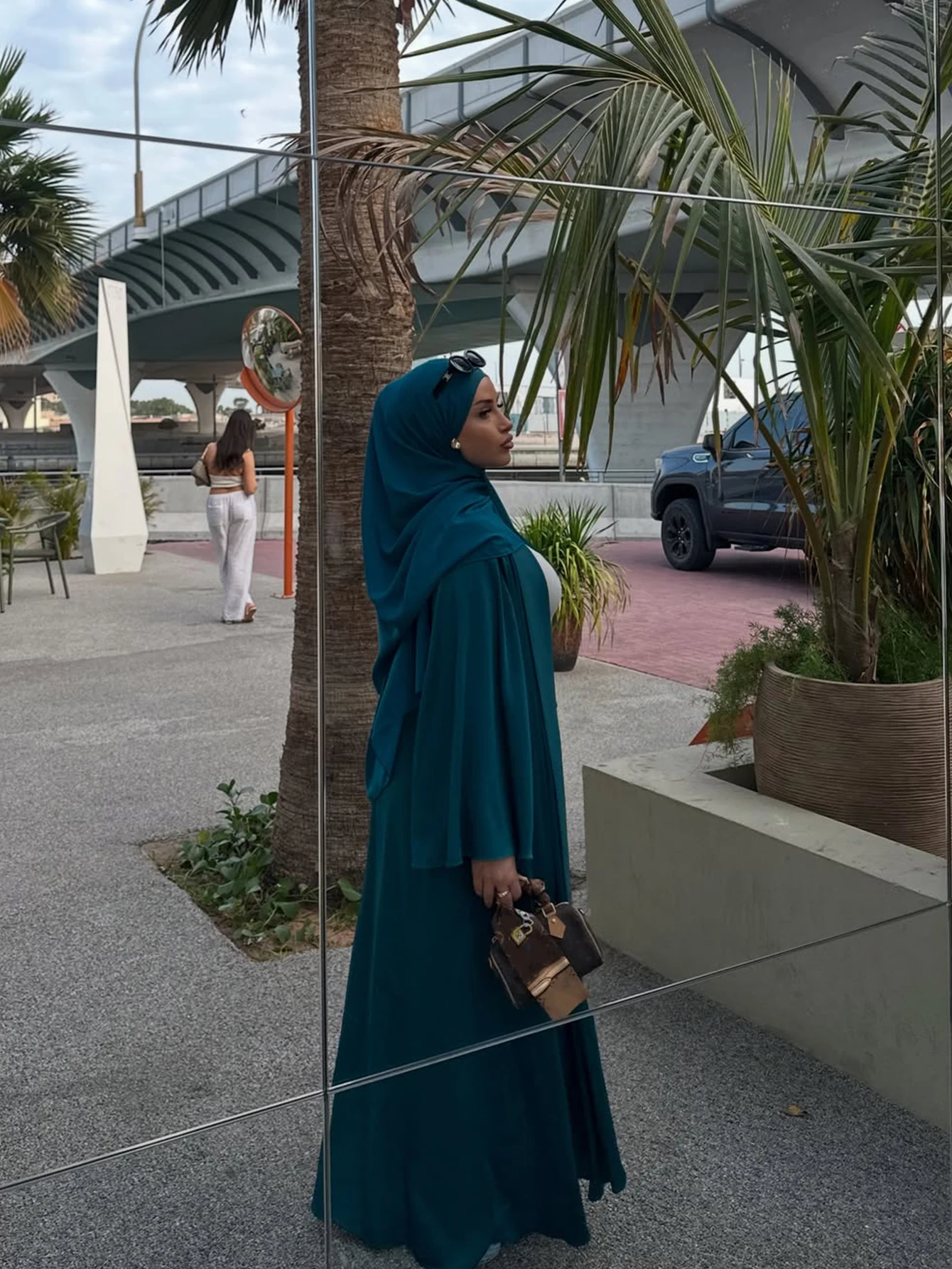 Einfarbige, schlichte und elegante Strickjacke für Damen aus dem Nahen Osten