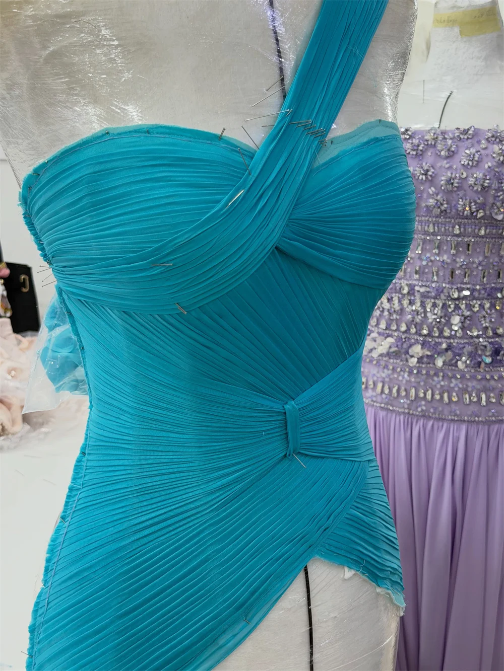 Vestidos de Noche Elegantes de Chifón Azul con Pedrería Personalizados Contessa, Estilo A-Line sin Tirantes con Chal, Plisados Formales para Fiesta de Gala