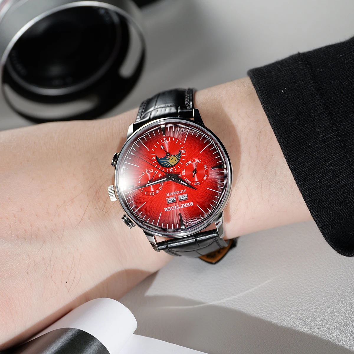 Reef Tiger Luxury Brand Red Dial Moonphase Mechanical Automatic Watches Designer Complete Calendar Waterproof Mens Watch RGA8218