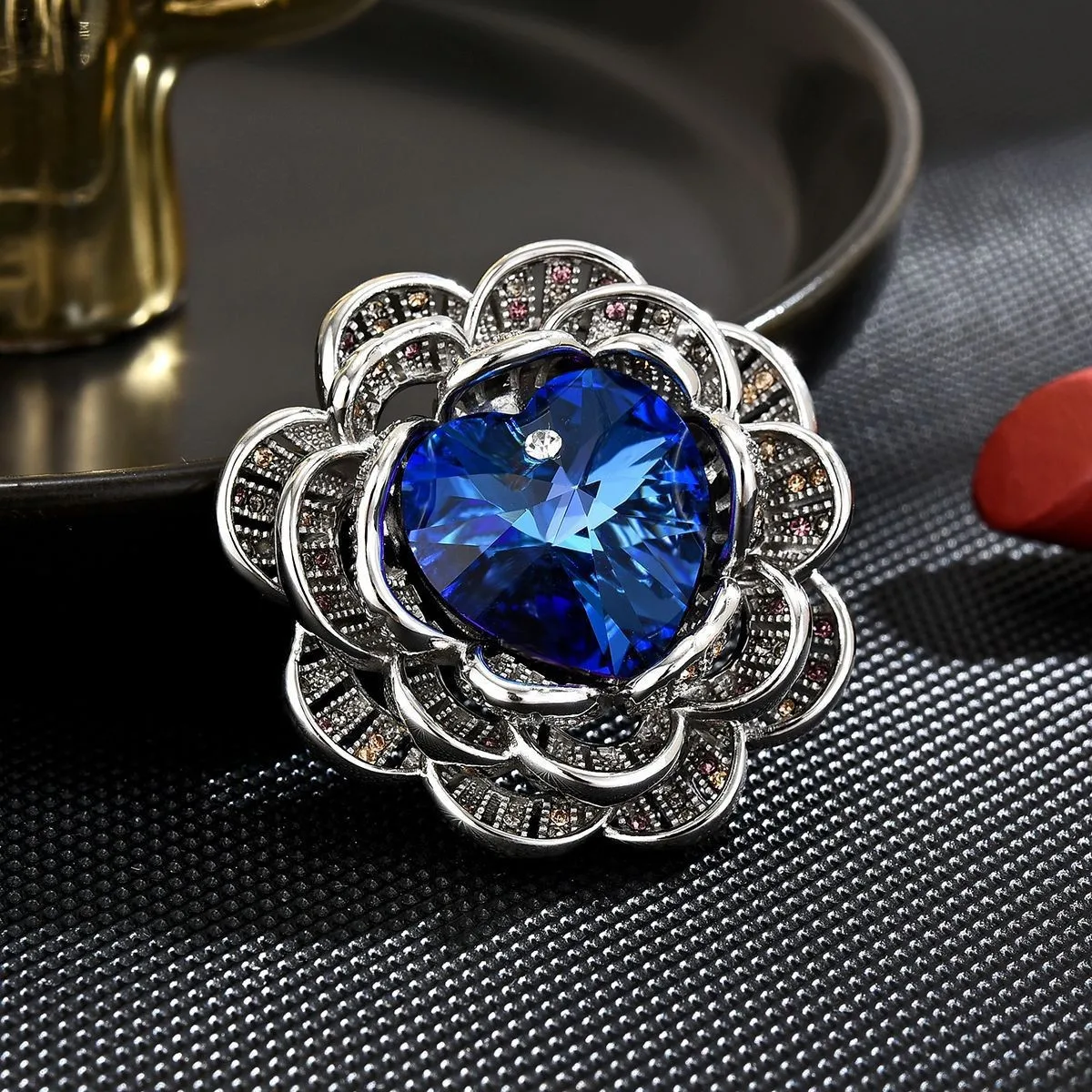 

Luxury Retro Blue Brooch Pin Accessories , Heart Zircon-encrusted Flowers Exquisite Clothing Accessories for Women