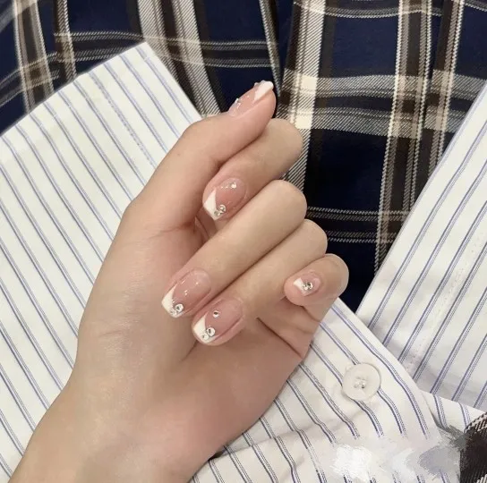 10 szt. Ręcznie Robione Krótkie Kwadratowe Paznokcie Doczepiane Nude Róż Białe Francuski Design z Cyrkoniami Słodkie Urocze Sztuczne Paznokcie Do Noszenia Tipsy do Paznokci