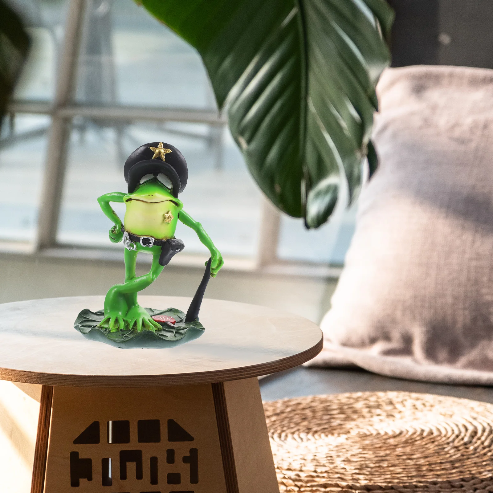 

Police Frog Statue Resin Decorative Figurine Room Tabletop naments Mini Animal Decorations Garden Accessories