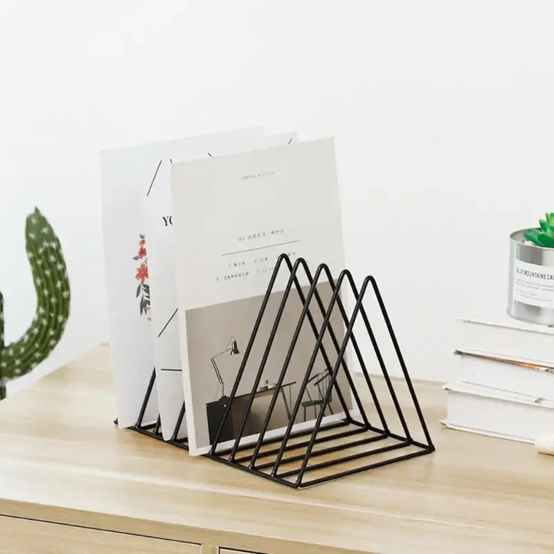 มัลติฟังก์ชั่สามเหลี่ยมแฟ้ม Organizer Decor Home Office ชั้นวางนิตยสารหนังสือผู้ถือบันทึกเดสก์ท็อปเหล็ก Storage Rack ชั้นวางหนังสือ