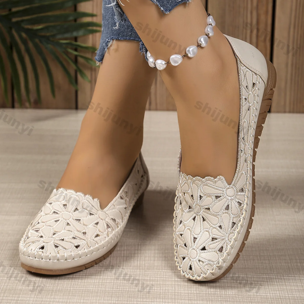 

2026 Summer New Lightweight Shallow Flats Comfortable Breathable Large Size Loafers Fashion Vintage Women Casual Loafers