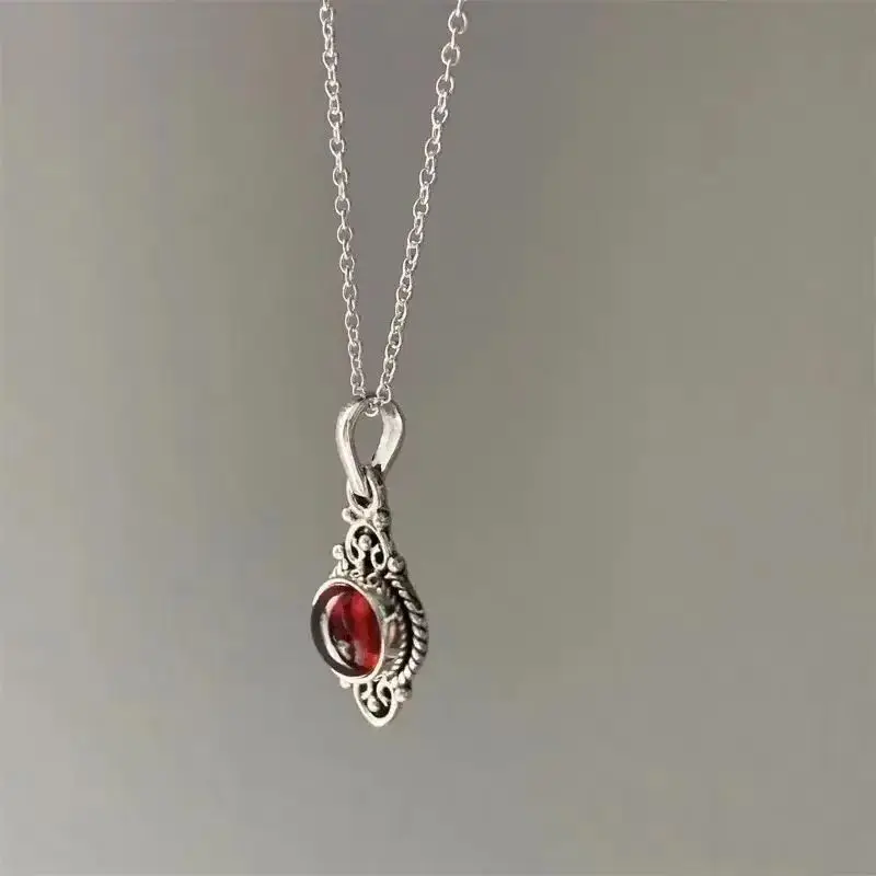 Vintage Bohemian Garnet Pendant Necklace for Women Creative Gorgeous Carved Red Personalized Necklace Jewelry Accessories