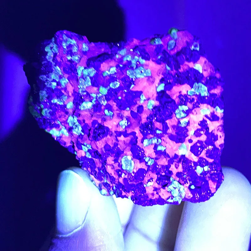 100%natural (Pinkish green fluorescence effect）willemite miteneral gemstones Healing crystal