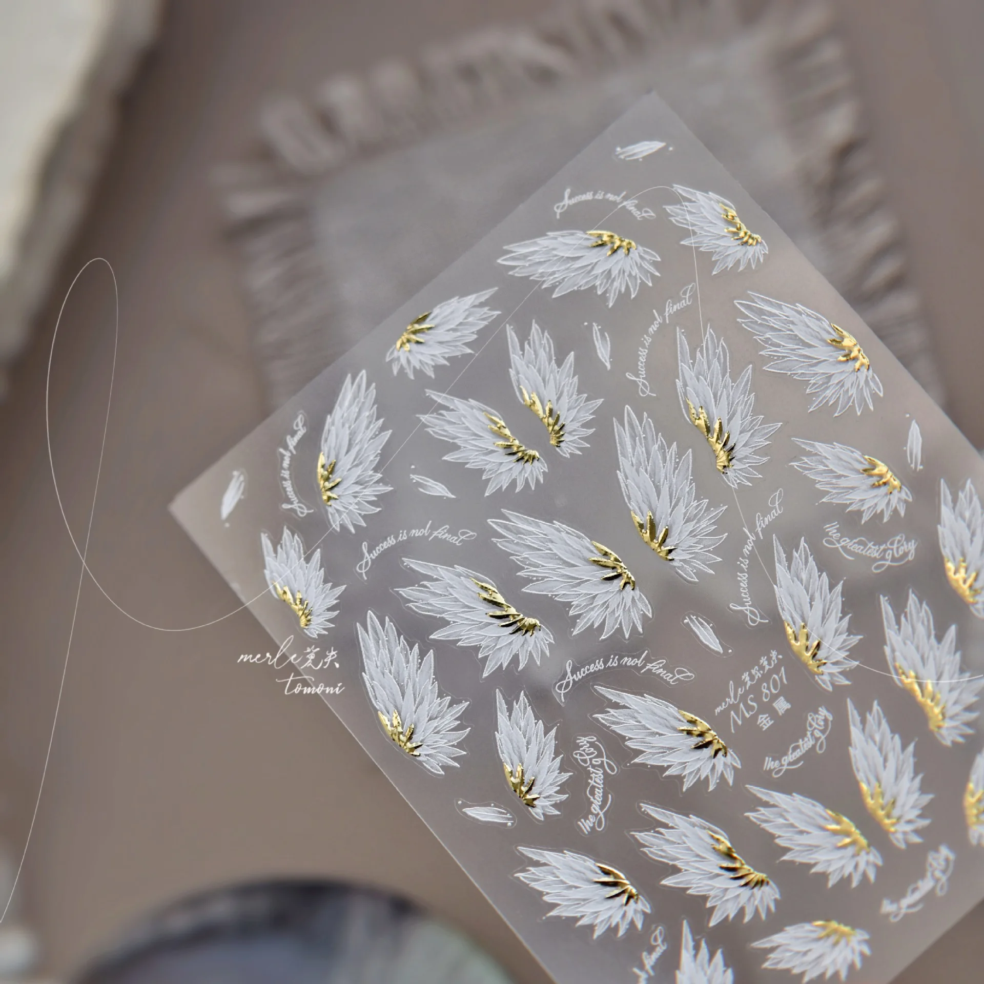 สติกเกอร์ติดเล็บลายปีกนางฟ้าสีขาวทอง ตัวอักษรภาษาอังกฤษ 5D ลายปีศาจ ขนนกในฝัน นกฟีนิกซ์ ลายลูกแพร์ แบบติดเองสำหรับตกแต่งเล็บ