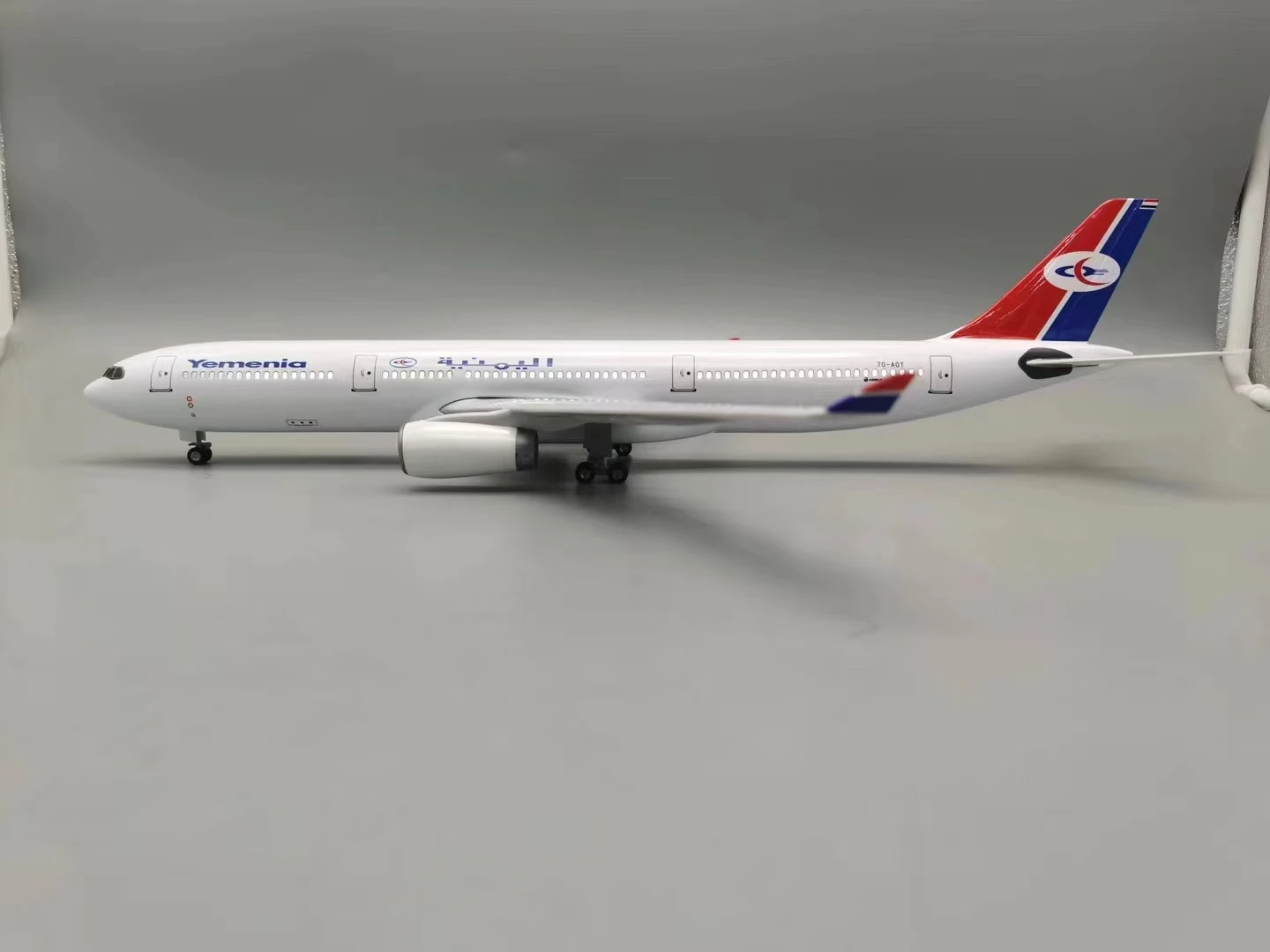 

47cm Airplane Model A330 Yemenia Airways Simulated Aircraft Diecast 1/135 Scale Plane Resin Model With Lights Base Room Ornament