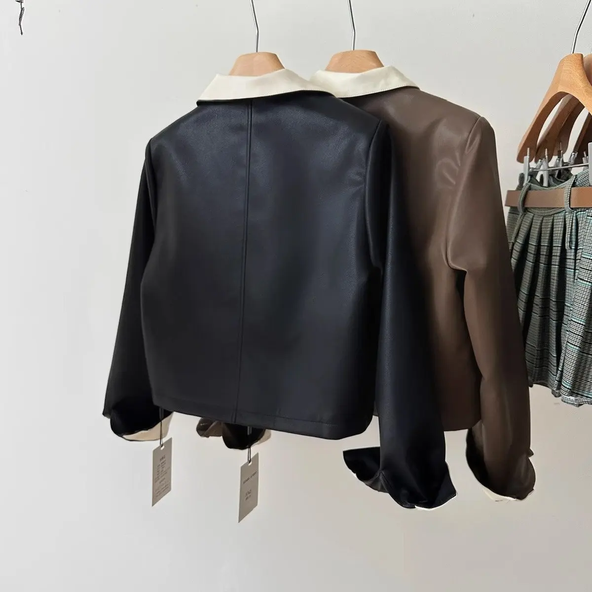 ファッションカラーコントラスト女性ショート Pu レザージャケット春秋ターンダウン襟シングルブレストコート女性のシックなアウター