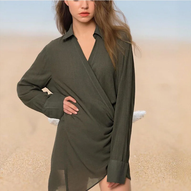 بلوزة نسائية جديدة لخريف 2025 غير رسمية متعددة الاستخدامات مزدوجة الصدر غير متماثلة ثنيات بلون سادة ، أوروبية وأمريكية