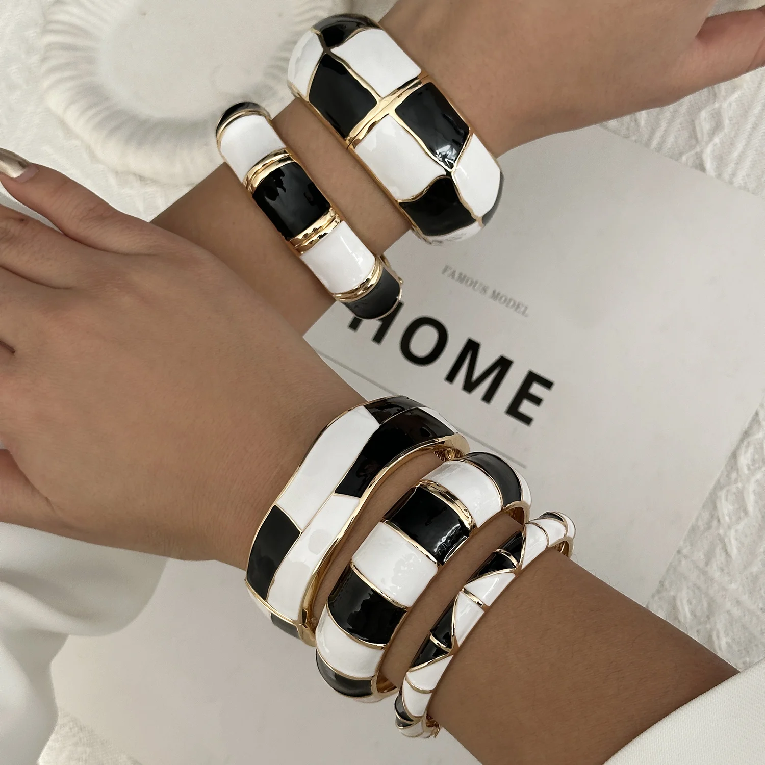 Boho Elegante Charm-Armreifen mit Emaille und Tropfenöl-Effekt für Damen, Punk Geometrische Breite Manschetten-Armbänder, Minimalistischer Schmuck – Detail 2