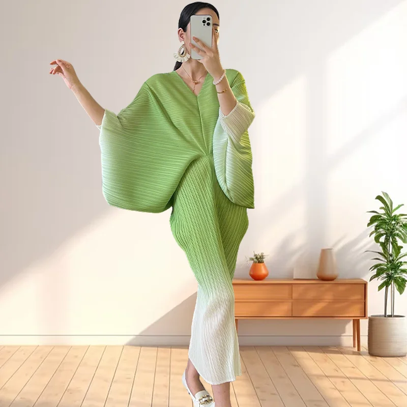

Плиссированное платье градиентного цвета с v-образным вырезом, дизайн Miyake, рукав «летучая мышь», свободная, большого размера, женская, темпераментная талия, длинная элегантная одежда