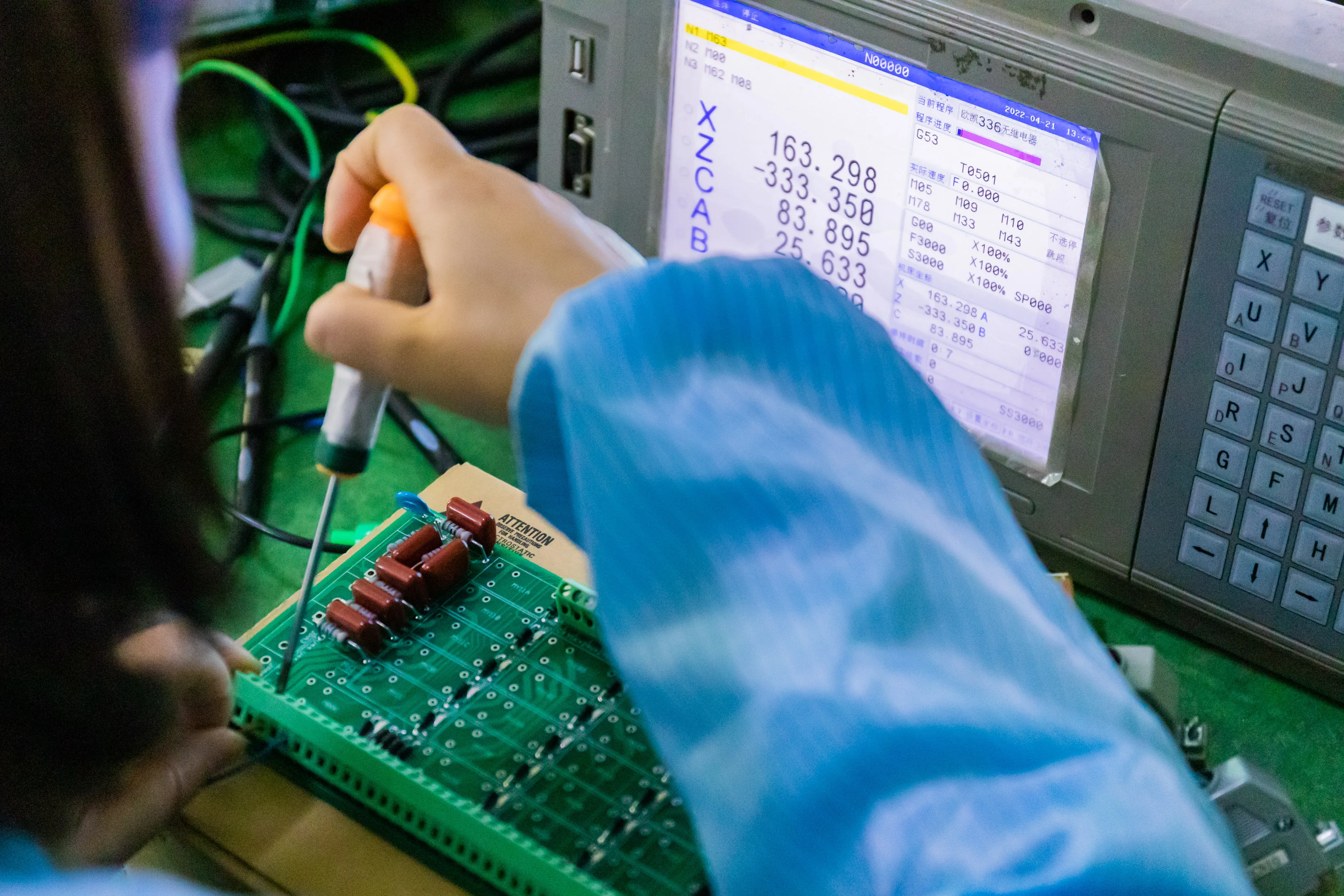 Controlador de control numérico de computadora CNC de 3 ejes para moler y cortar Controlador CNC de 4 ejes con codificador para dobladora