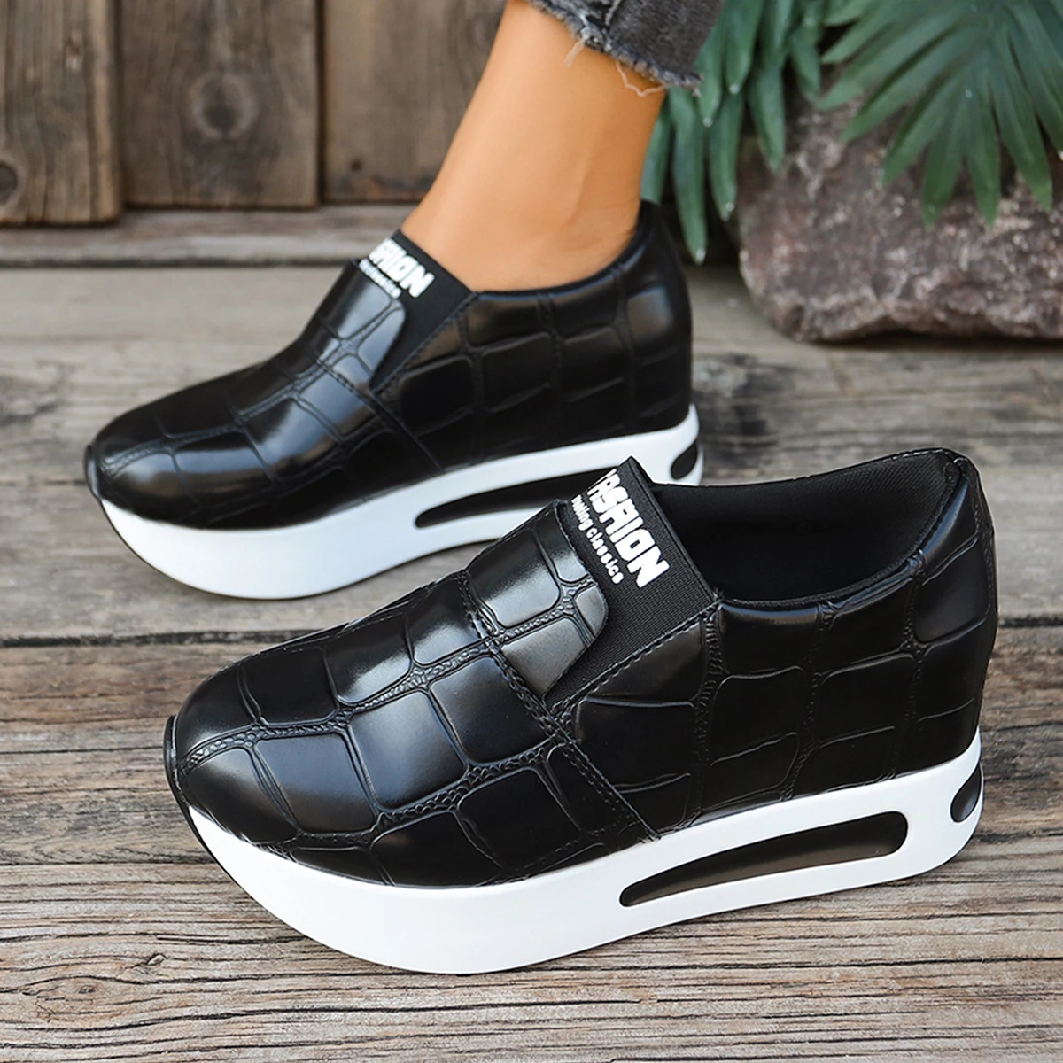 Damen Komfort-Sneaker mit Krokodilmuster, Slip-On, Keilabsatz, Plateau, Luftpolster, Alltagsschuhe – Detail 4