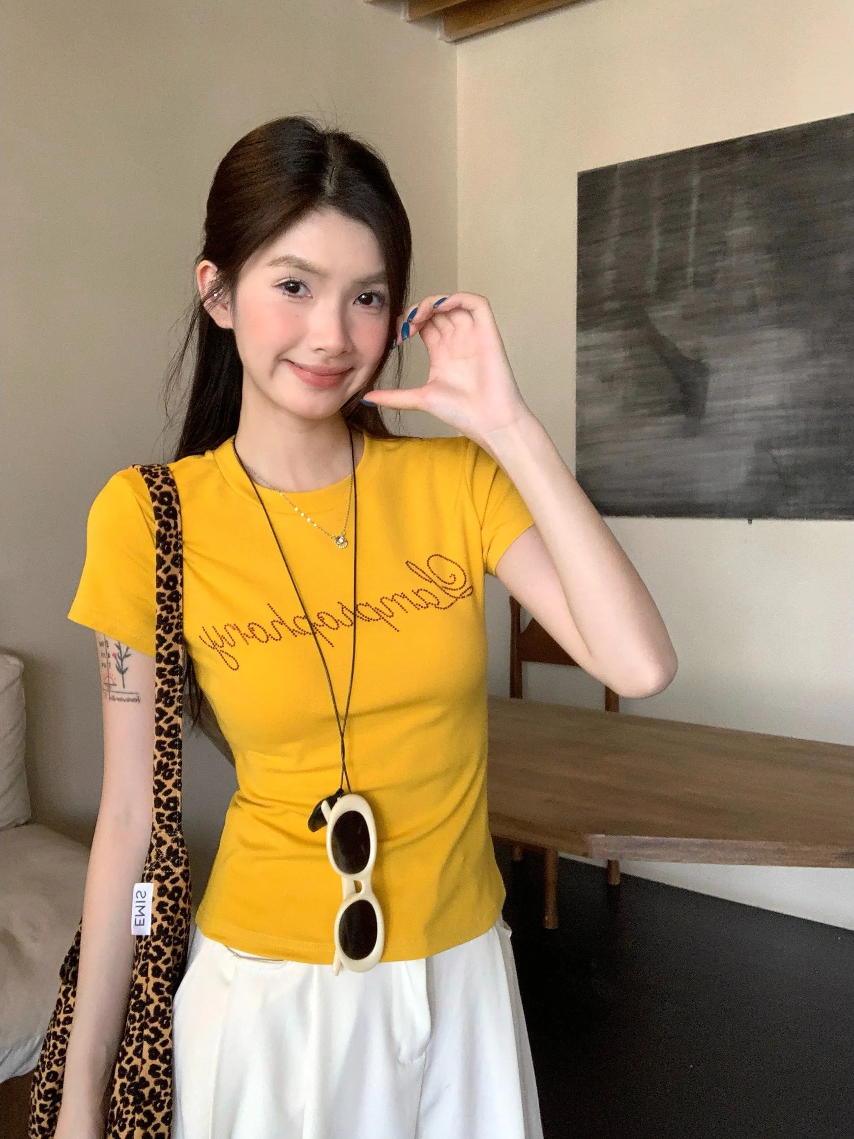 

Женская футболка Slim Fit с коротким рукавом и круглым вырезом, больших размеров, летняя, новая модель, модная, с блестящими заклепками на плечах и дизайном с завышенной талией