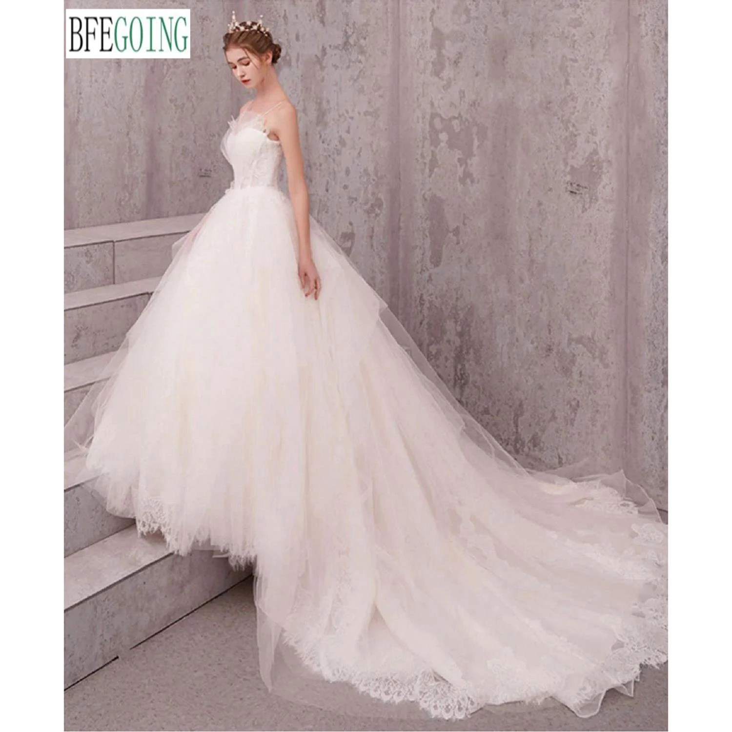 Lace Appliques A-Line Wedding Dresses Chapel Train Custom Made Bridal Gowns Spaghetti Straps Sleeveless Tulle