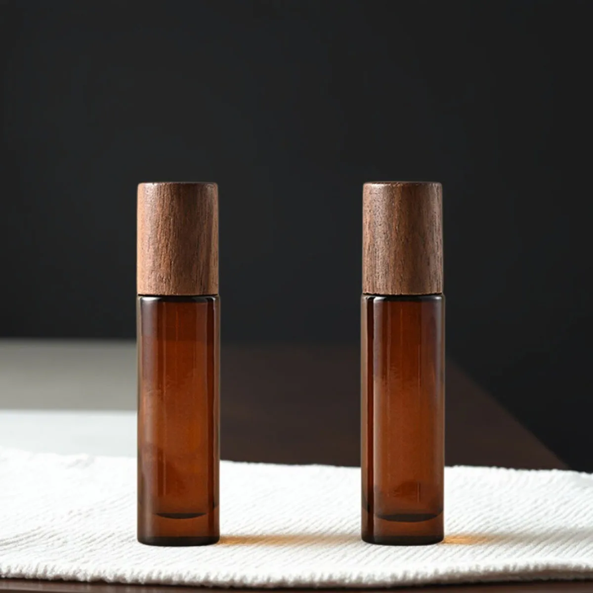 

6X 12X 24X Янтарные стеклянные эфирные масла в рулонах Бутылки 5/10 мл Натуральный бамбук Орех Деревянная крышка Крышка Роликовый шар Духи Ароматерапия