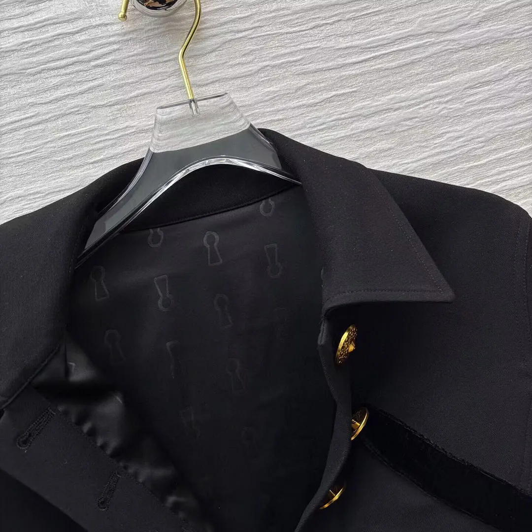 2025 New Autumn Black Velvet Patchwork Vintage Short Design Jacket Women Lapel Gold Buttons Long Sleeve Streetwear Designer Coat