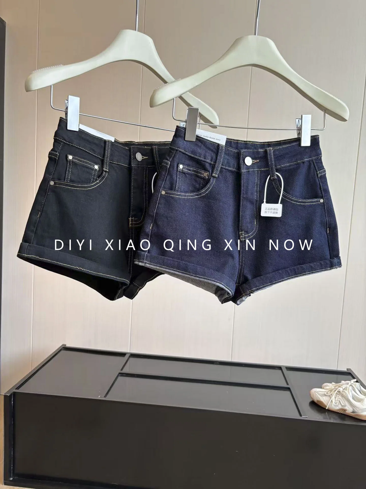 Low Waist Slim Fit Denim Shorts Women's Autumn 2026 High Waist Polyester Fiber Ladies Fashion Butt Lifting Hot Pants