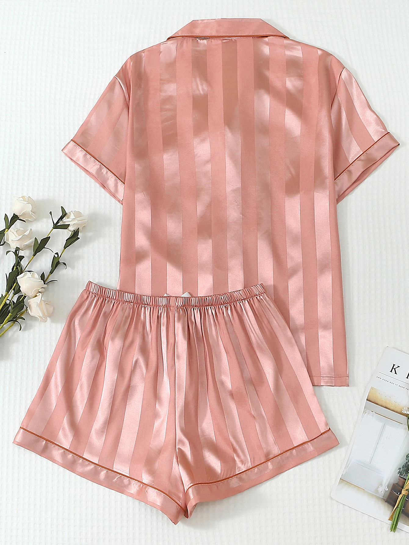Two-Piece Set of Comfortable Satin Striped Printed Collared Button-Down Short-Sleeve Top with Pockets and Bow Shorts, Spring/Summer Women's Pajama Loungewear Set Suitable for Home Use